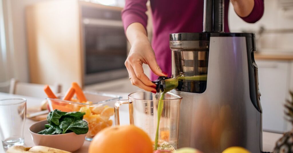 What's the Difference Between a Cold Press Juicer and a Normal Juicer